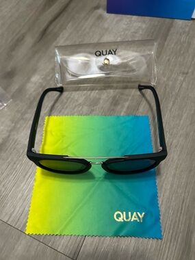 QUAY Black Round Sunglasses with Green-Blue Lenses
